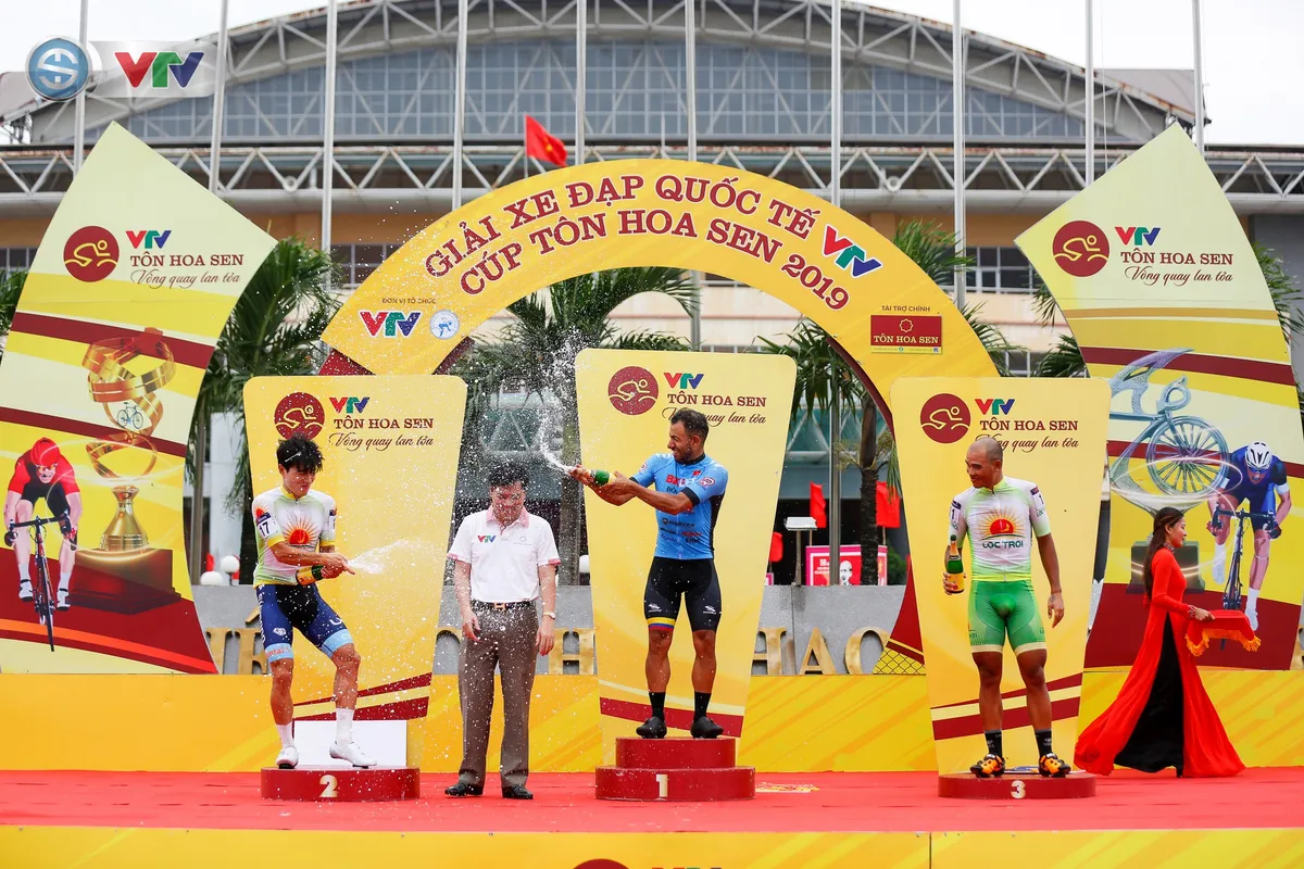 ẢNH: Những khoảnh khắc ấn tượng chặng 3 Giải xe đạp quốc tế VTV C&uacute;p T&ocirc;n Hoa Sen 2019 - Ảnh 16.
