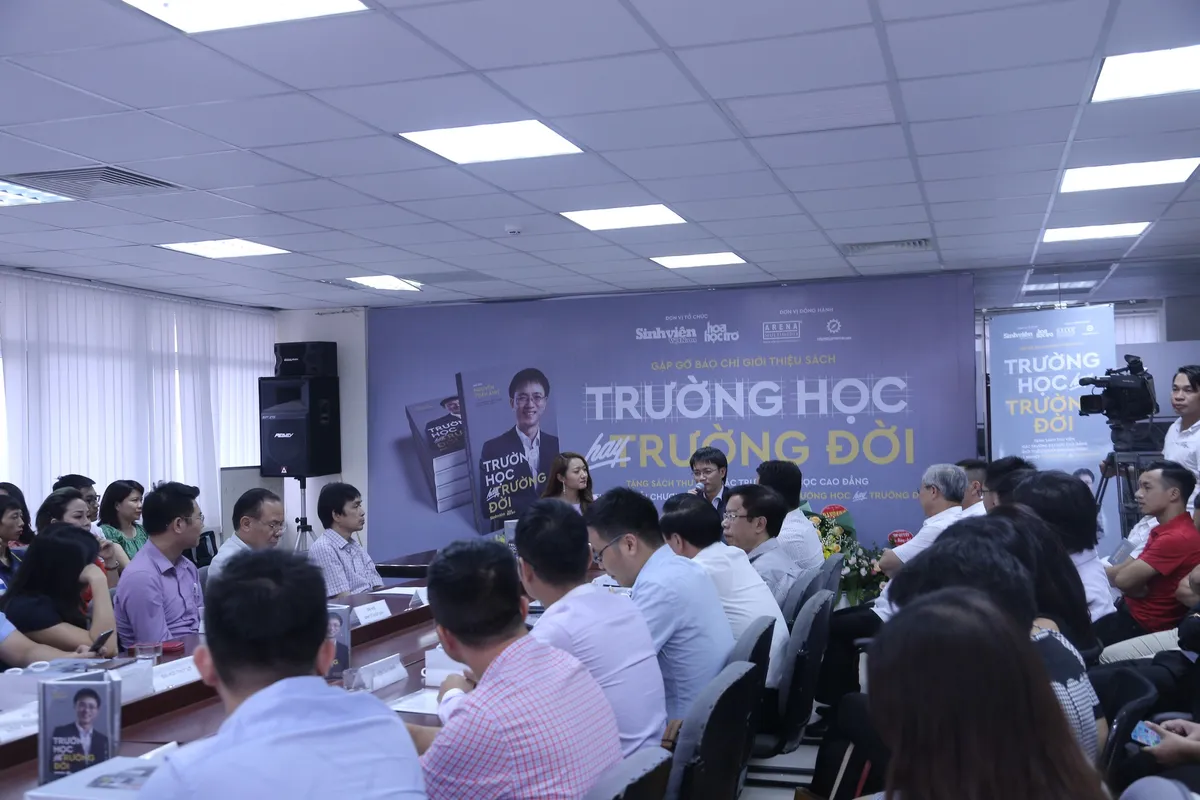 Ra mắt sách “Trường học hay trường đời”giải đáp loạt thắc mắc về trường, về nghề - Ảnh 2.