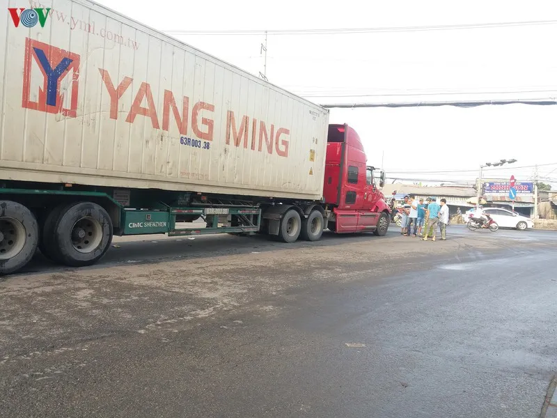 Xe container va chạm xe đạp điện, một người nguy kịch - Ảnh 1.