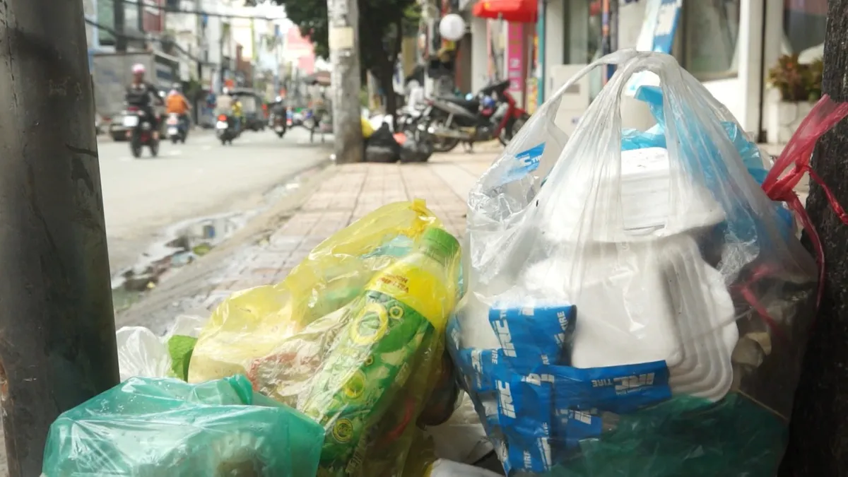 Mất mỹ quan đô thị từ việc bỏ và thu gom rác - Ảnh 1. Mất mỹ quan đô thị từ việc bỏ và thu gom rác - Ảnh 1.