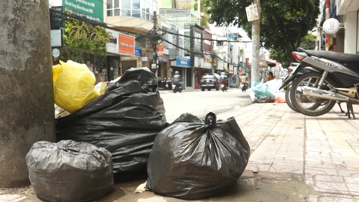 Mất mỹ quan đô thị từ việc bỏ và thu gom rác - Ảnh 2. Mất mỹ quan đô thị từ việc bỏ và thu gom rác - Ảnh 2.