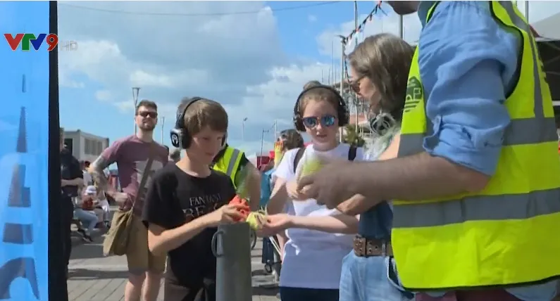 Nghe nhạc trong im lặng và dọn rác tại Anh - Ảnh 2. Nghe nhạc trong im lặng và dọn rác tại Anh - Ảnh 2.