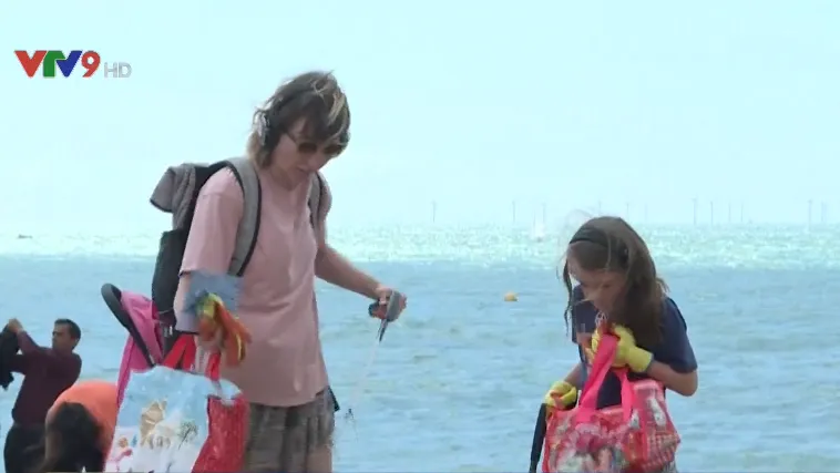 Nghe nhạc trong im lặng và dọn rác tại Anh - Ảnh 3. Nghe nhạc trong im lặng và dọn rác tại Anh - Ảnh 3.