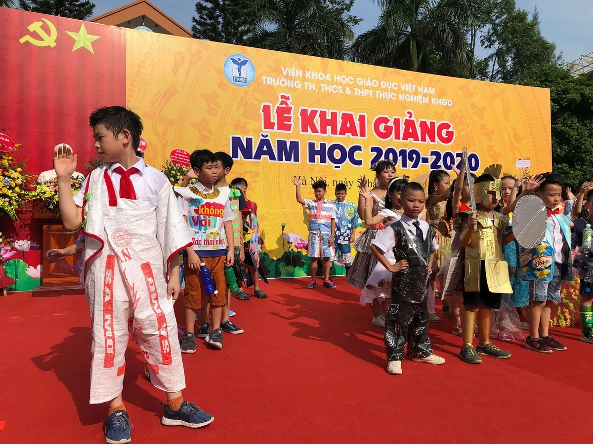 Rộn ràng không khí khai giảng năm học mới tại Hà Nội - Ảnh 3.