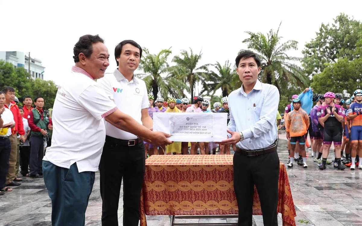 Hành động ấm tình người trước thềm chặng 5 Giải xe đạp quốc tế VTV Cúp 2019 - Ảnh 3. Hành động ấm tình người trước thềm chặng 5 Giải xe đạp quốc tế VTV Cúp 2019 - Ảnh 3.