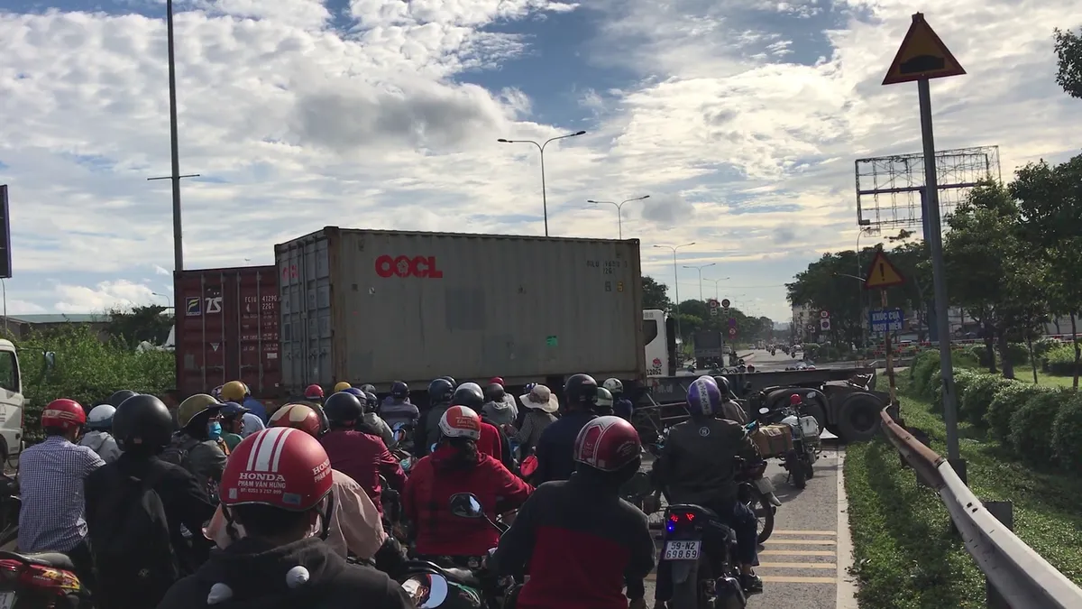 Kinh hoàng xe container gây tai nạn trên cầu vượt Sóng Thần - Ảnh 1. Kinh hoàng xe container gây tai nạn trên cầu vượt Sóng Thần - Ảnh 1.