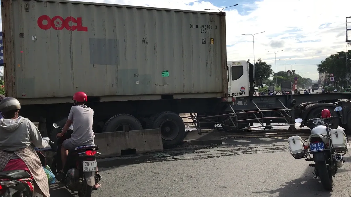 Kinh hoàng xe container gây tai nạn trên cầu vượt Sóng Thần - Ảnh 2. Kinh hoàng xe container gây tai nạn trên cầu vượt Sóng Thần - Ảnh 2.