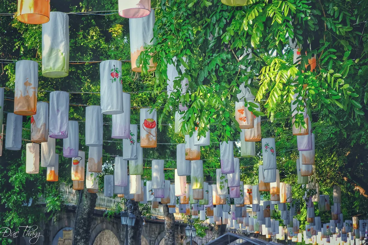 Check-in phố đèn lồng Phùng Hưng - Ảnh 2. Check-in phố đèn lồng Phùng Hưng - Ảnh 2.
