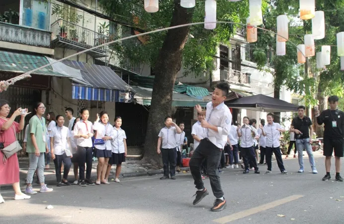 Phố Phùng Hưng rực rỡ với hàng trăm đèn lồng đón Trung thu - Ảnh 6.