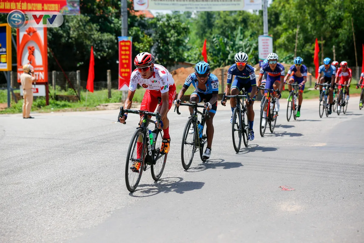 Áo xanh đổi chủ ở chặng cuối Giải xe đạp Quốc tế VTV Cúp Tôn Hoa Sen 2019 - Ảnh 4. Áo xanh đổi chủ ở chặng cuối Giải xe đạp Quốc tế VTV Cúp Tôn Hoa Sen 2019 - Ảnh 4.