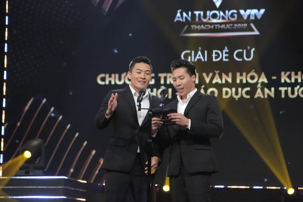 VTV Awards 2019: Ê-kíp chương trình Ký ức vui vẻ nghẹn ngào khi nhận giải Chương trình Văn hóa - Xã hội, Khoa học và Giáo dục ấn tượng - Ảnh 2.