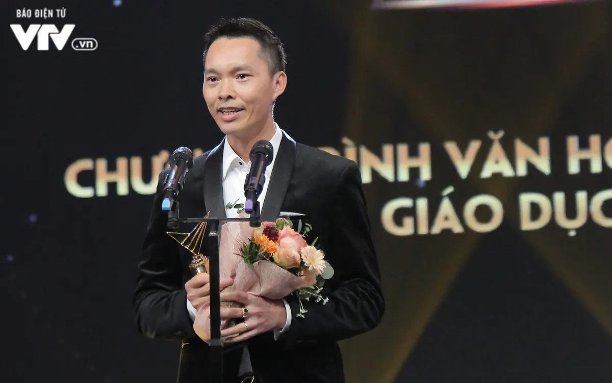 VTV Awards 2019: Ê-kíp chương trình Ký ức vui vẻ nghẹn ngào khi nhận giải Chương trình Văn hóa - Xã hội, Khoa học và Giáo dục ấn tượng - Ảnh 1.