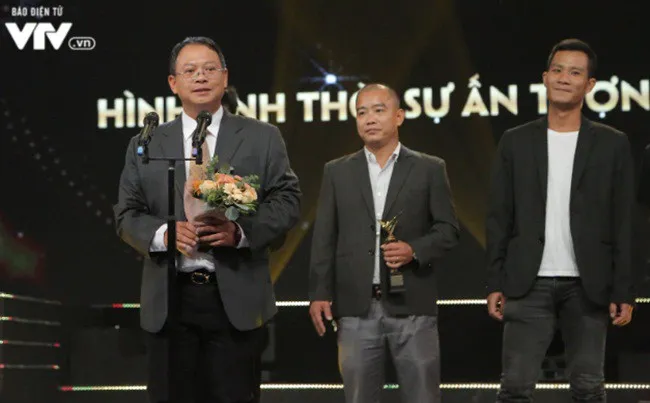 VTV Awards 2019: Ê-kíp của Trung tâm Tin tức VTV24 bất ngờ khi giành giải Hình ảnh thời sự ấn tượng - Ảnh 1.