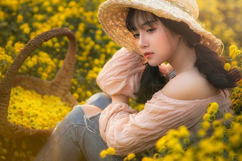 Nàng thơ tuổi teen khoe sắc giữa vườn hoa cúc vàng - Ảnh 2.