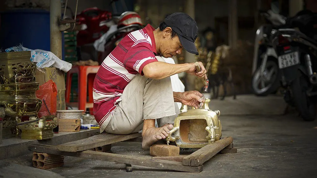Cận cảnh đúc lư đồng tại làng nghề cuối cùng ở Sài Gòn - Ảnh 13.