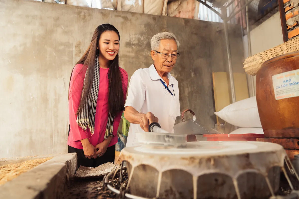 Á hậu Kim Duyên diện áo bà ba giới thiệu chợ nổi Cái Răng, Cần Thơ - Ảnh 8.