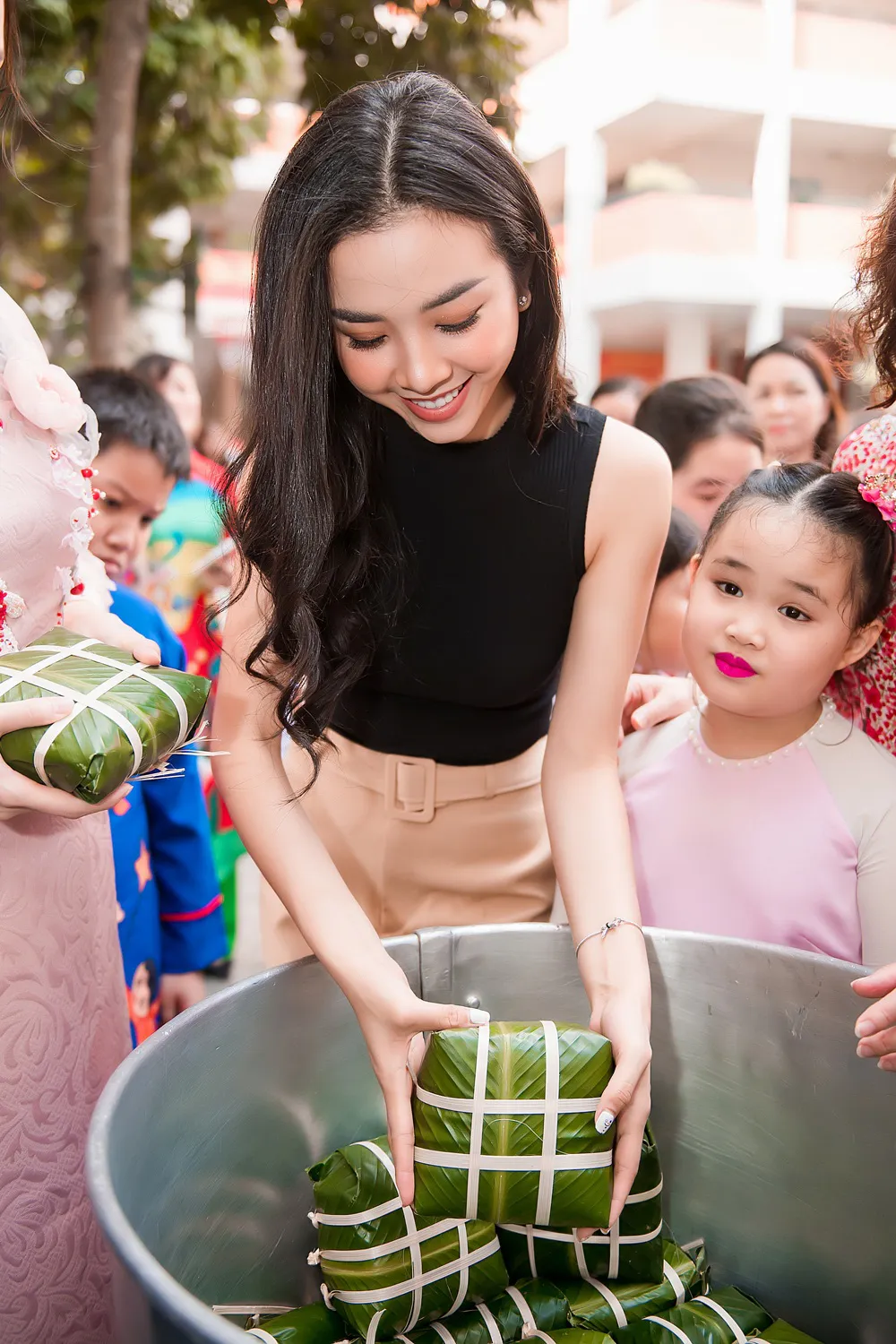 Hoa hậu Tiểu Vy, Á hậu Thuý An giản dị gói bánh chưng tặng trẻ em nghèo - Ảnh 5.