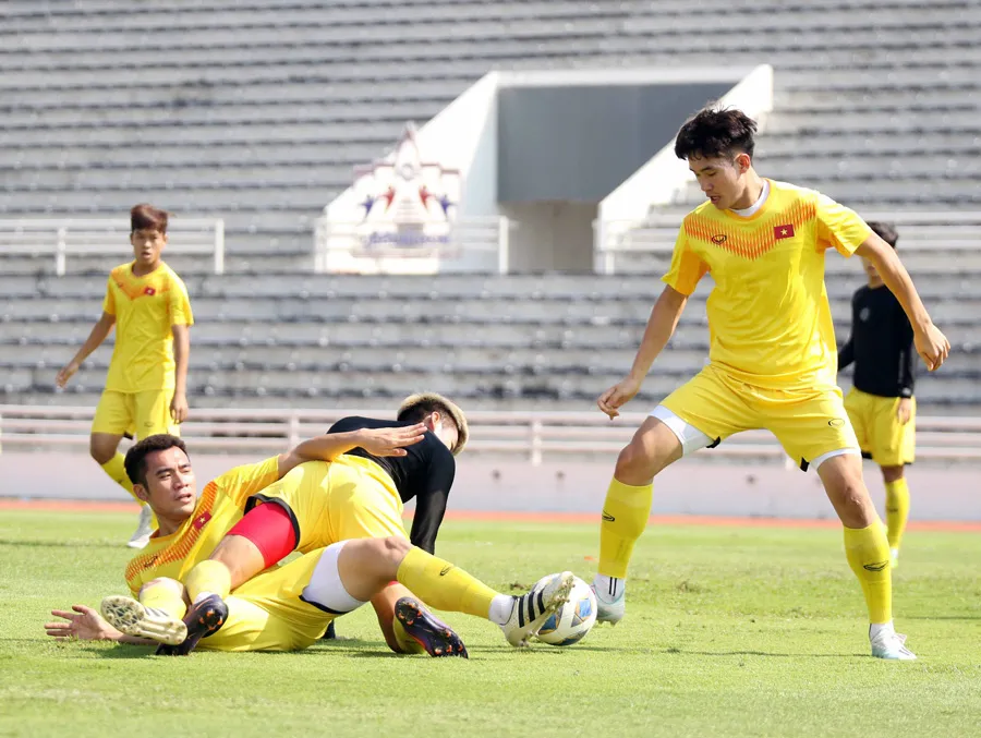 U23 Việt Nam đặt chân tới Bangkok, chuẩn bị cho trận gặp U23 CHDCND Triều Tiên - Ảnh 1. U23 Việt Nam đặt chân tới Bangkok, chuẩn bị cho trận gặp U23 CHDCND Triều Tiên - Ảnh 1.