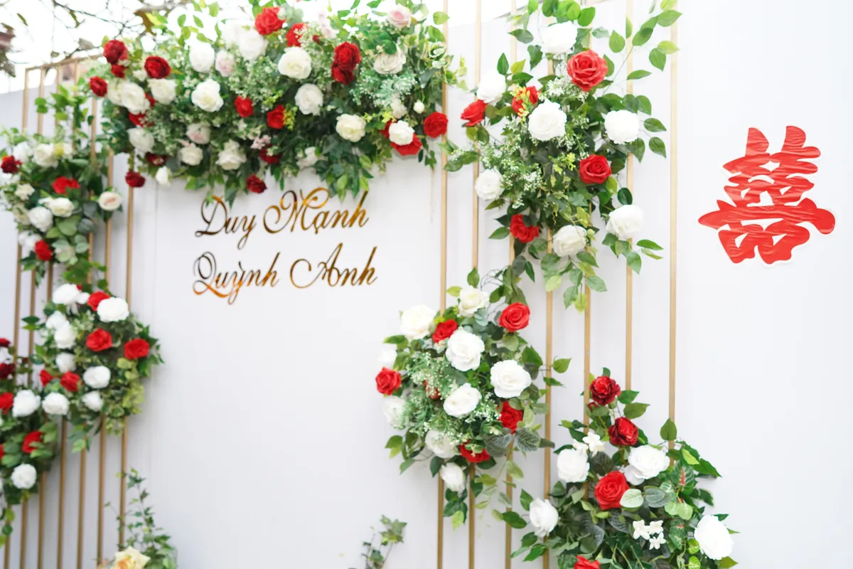 Cầu thủ Duy Mạnh rạng ngời trong lễ ăn hỏi - Ảnh 1. Cầu thủ Duy Mạnh rạng ngời trong lễ ăn hỏi - Ảnh 1.
