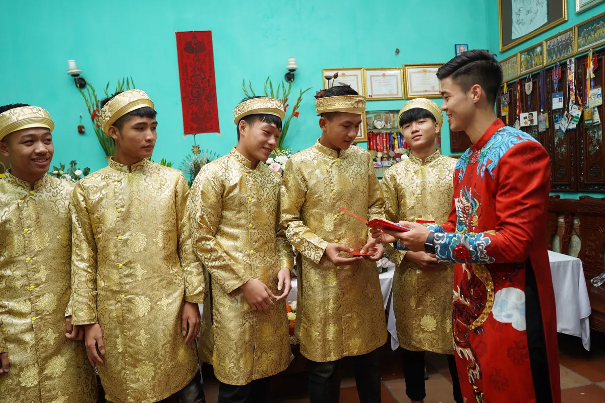 Cầu thủ Duy Mạnh rạng ngời trong lễ ăn hỏi - Ảnh 5. Cầu thủ Duy Mạnh rạng ngời trong lễ ăn hỏi - Ảnh 5.
