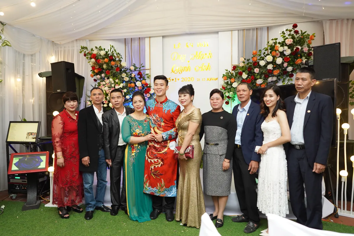 Cầu thủ Duy Mạnh rạng ngời trong lễ ăn hỏi - Ảnh 6. Cầu thủ Duy Mạnh rạng ngời trong lễ ăn hỏi - Ảnh 6.