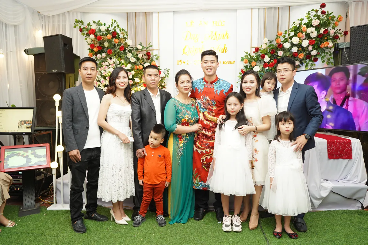 Cầu thủ Duy Mạnh rạng ngời trong lễ ăn hỏi - Ảnh 7. Cầu thủ Duy Mạnh rạng ngời trong lễ ăn hỏi - Ảnh 7.