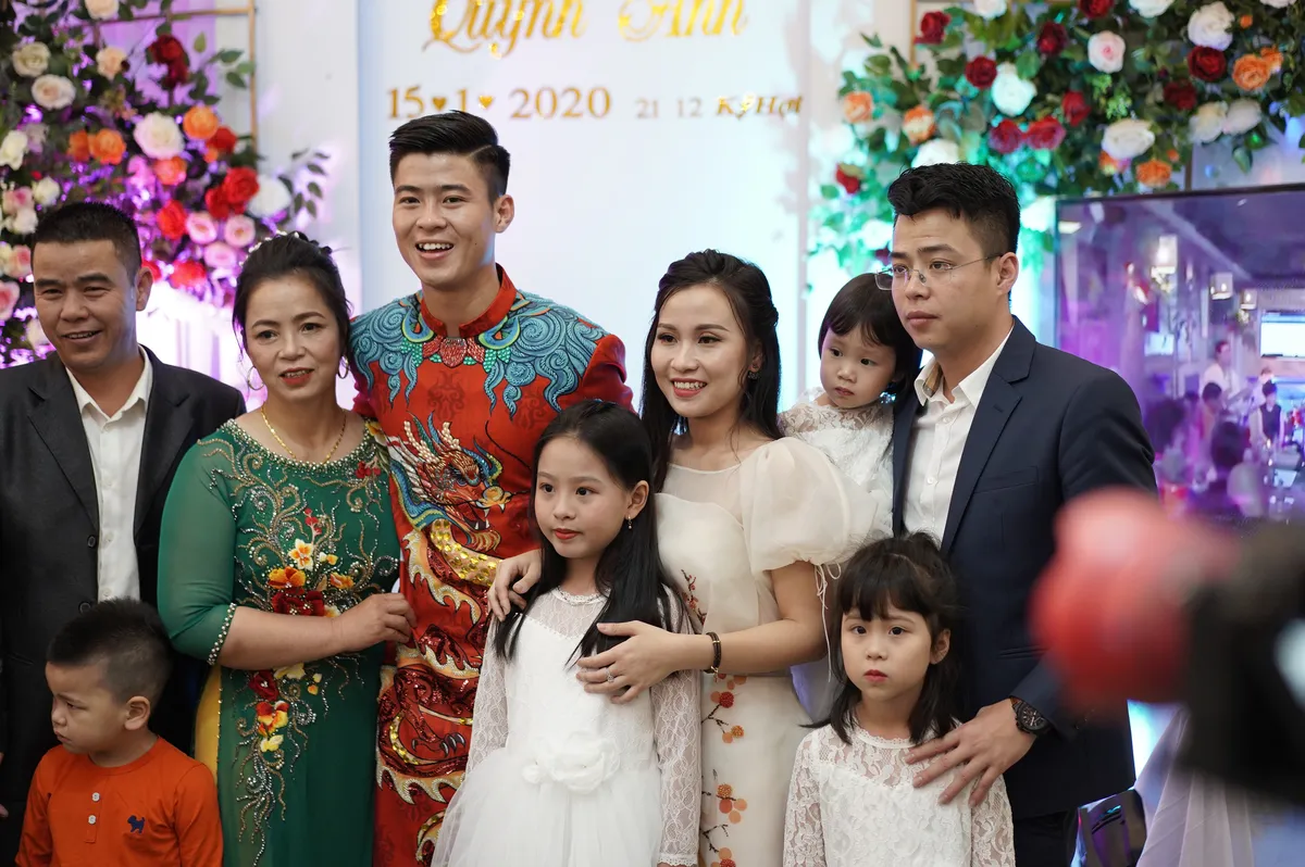 Cầu thủ Duy Mạnh rạng ngời trong lễ ăn hỏi - Ảnh 12. Cầu thủ Duy Mạnh rạng ngời trong lễ ăn hỏi - Ảnh 12.
