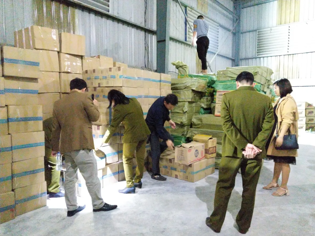 Lào Cai: Thu giữ 1,1 tấn bánh kẹo phục vụ Tết không rõ nguồn gốc - Ảnh 2. Lào Cai: Thu giữ 1,1 tấn bánh kẹo phục vụ Tết không rõ nguồn gốc - Ảnh 2.