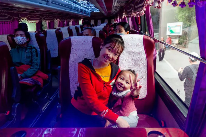 Xe to, xe nhỏ nối đuôi nhau đưa bệnh nhân về quê ăn Tết - Ảnh 7. Xe to, xe nhỏ nối đuôi nhau đưa bệnh nhân về quê ăn Tết - Ảnh 7.