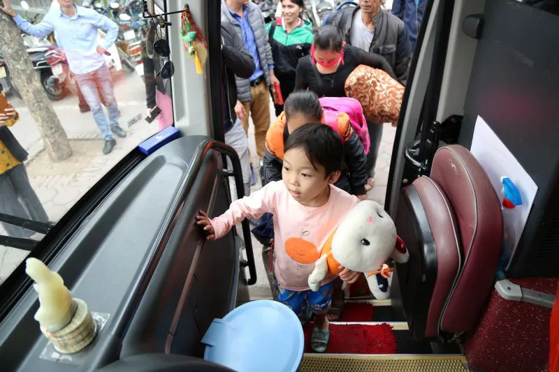 Xe to, xe nhỏ nối đuôi nhau đưa bệnh nhân về quê ăn Tết - Ảnh 6. Xe to, xe nhỏ nối đuôi nhau đưa bệnh nhân về quê ăn Tết - Ảnh 6.