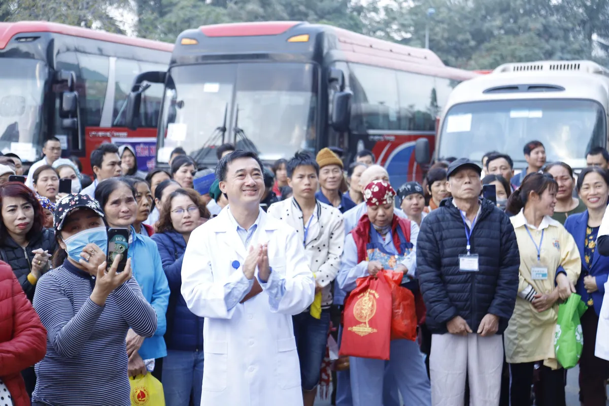 Bến xe yêu thương - Bệnh viện K mang tết đến gần với người bệnh ung thư - Ảnh 2. Bến xe yêu thương - Bệnh viện K mang tết đến gần với người bệnh ung thư - Ảnh 2.