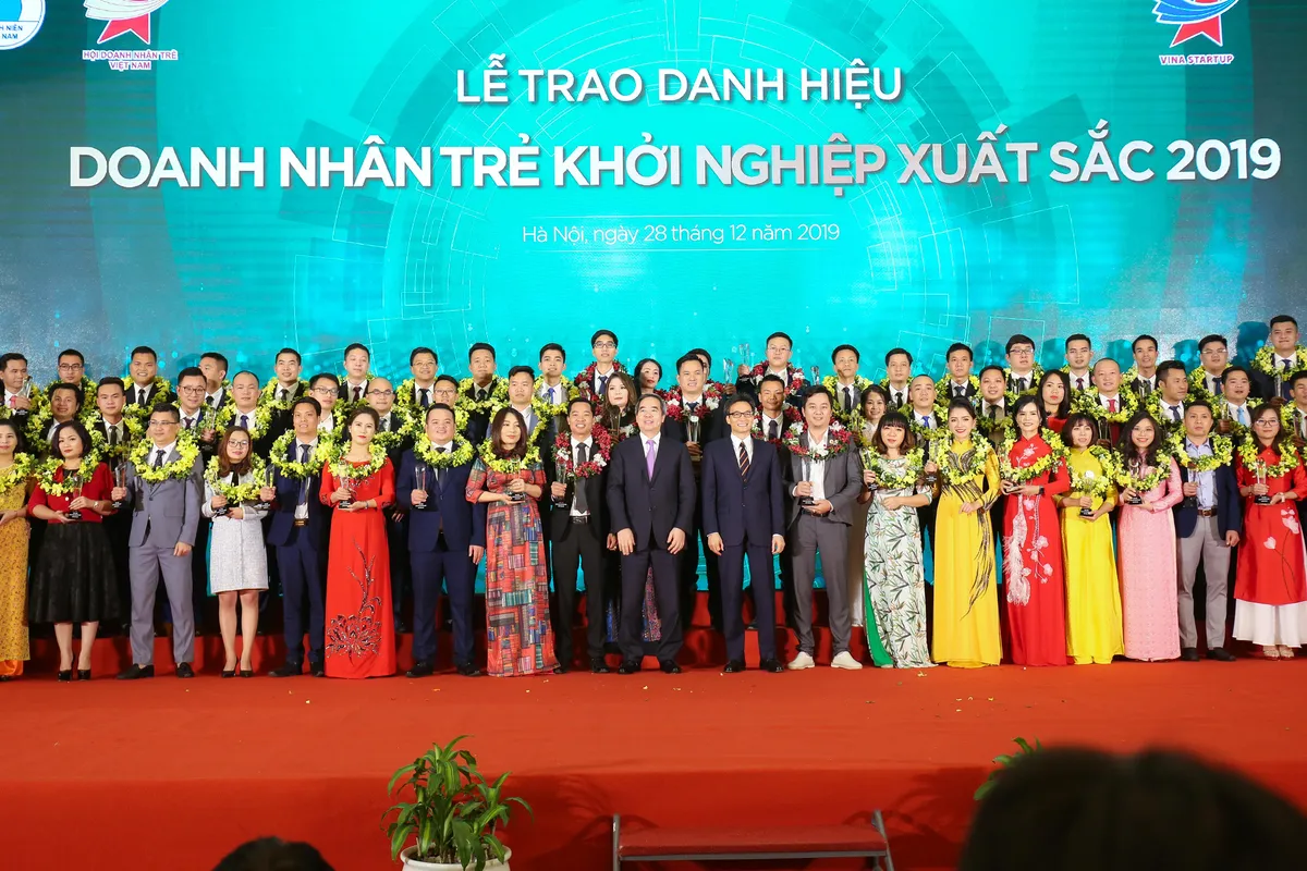 MC Lệ Chi: Từ thanh niên tiêu biểu đến top 100 doanh nhân trẻ xuất sắc 2019 - Ảnh 3.