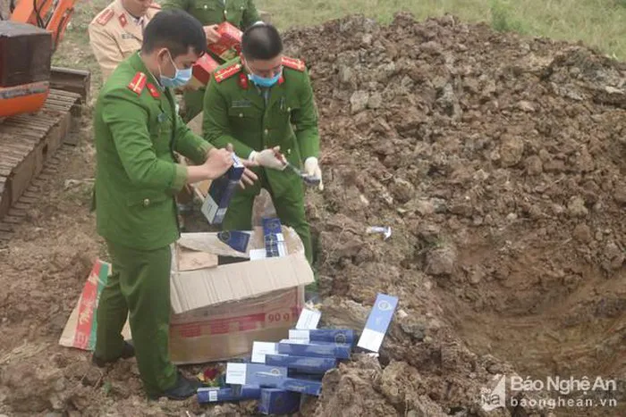 Tiêu hủy nhiều loại hàng hóa dịp Tết không rõ nguồn gốc - Ảnh 1. Tiêu hủy nhiều loại hàng hóa dịp Tết không rõ nguồn gốc - Ảnh 1.