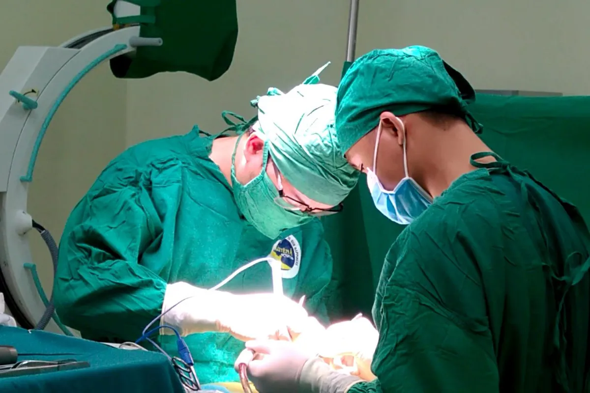Uống thuốc ho quên bóc vỏ, cụ bà bị thủng ruột - Ảnh 1. Uống thuốc ho quên bóc vỏ, cụ bà bị thủng ruột - Ảnh 1.