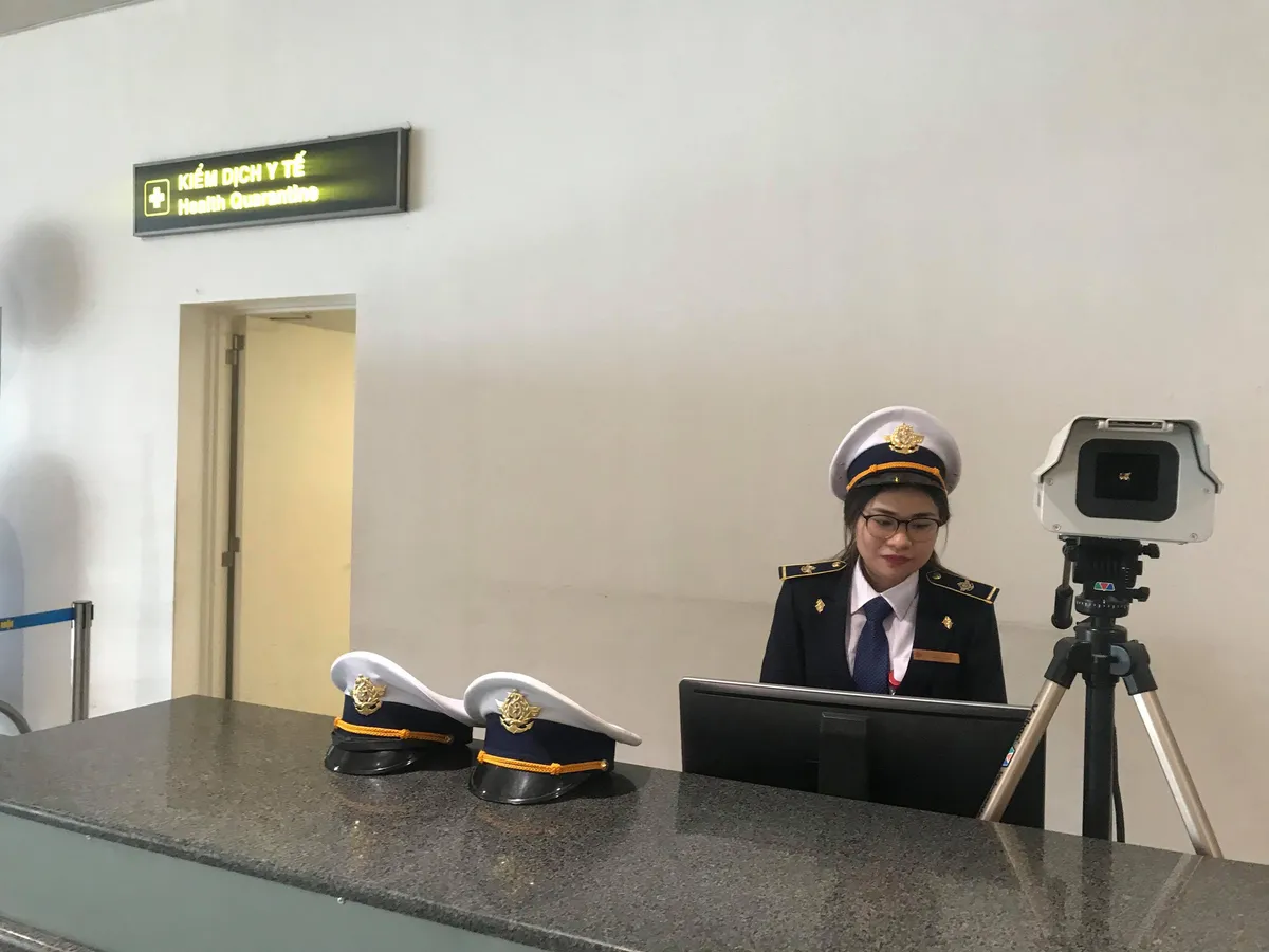 Tăng cường kiểm tra thân nhiệt phòng bệnh viêm phổi cấp tại Sân bay quốc tế Nội Bài - Ảnh 3. Tăng cường kiểm tra thân nhiệt phòng bệnh viêm phổi cấp tại Sân bay quốc tế Nội Bài - Ảnh 3.