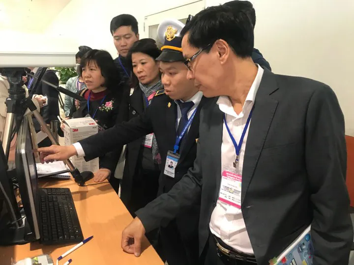 Tăng cường kiểm tra thân nhiệt phòng bệnh viêm phổi cấp tại Sân bay quốc tế Nội Bài - Ảnh 2. Tăng cường kiểm tra thân nhiệt phòng bệnh viêm phổi cấp tại Sân bay quốc tế Nội Bài - Ảnh 2.