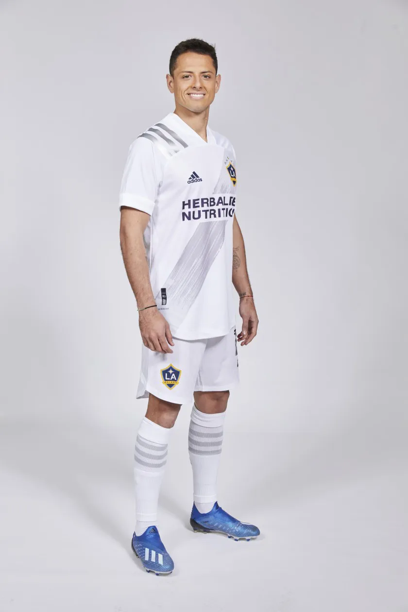 Chicharito ký hợp đồng 3 năm với LA Galaxy - Ảnh 1.