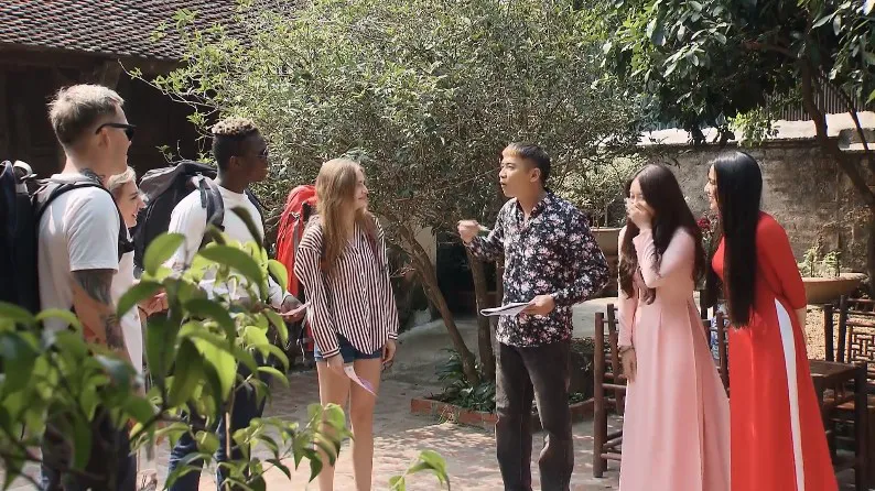 C&ocirc; g&aacute;i nh&agrave; người ta - Tập 3: C&acirc;n trổ t&agrave;i bắn tiếng Anh khiến kh&aacute;ch nước ngo&agrave;i m&eacute;o mặt - Ảnh 1.