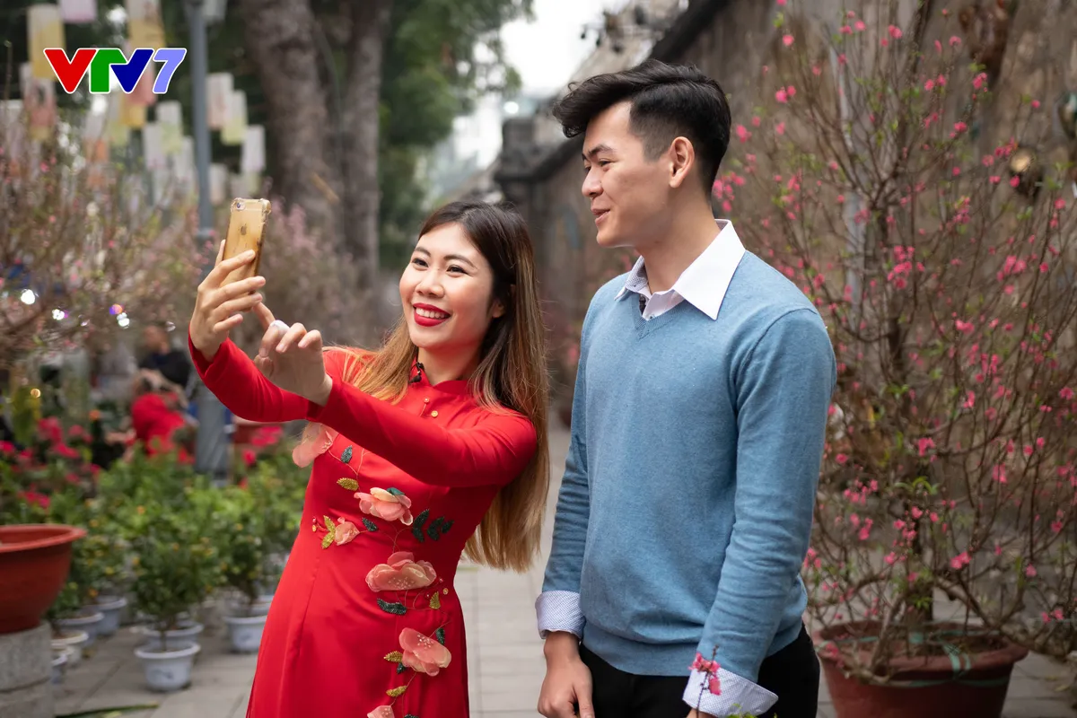 IFO số Tết: Host Phoebe Trần duy&ecirc;n d&aacute;ng diện &aacute;o d&agrave;i đỏ đi chợ hoa - Ảnh 1.