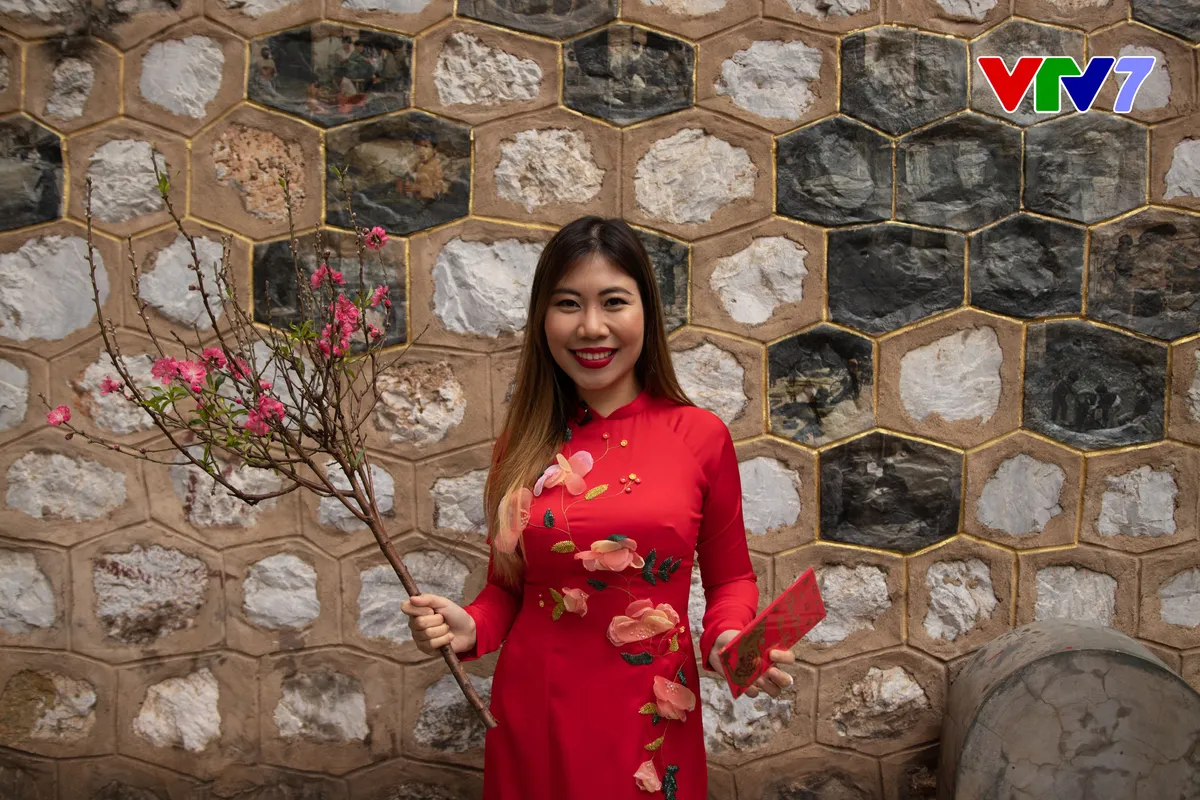 IFO số Tết: Host Phoebe Trần duy&ecirc;n d&aacute;ng diện &aacute;o d&agrave;i đỏ đi chợ hoa - Ảnh 2.