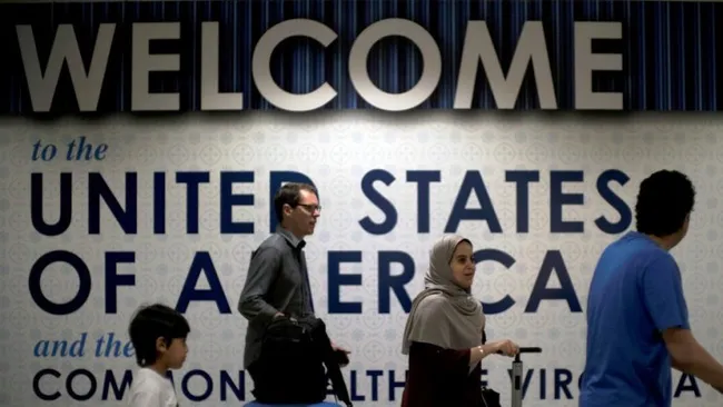 Tổng thống Trump cấm nhập cảnh với 7 nước có nhiều người ở quá hạn visa - Ảnh 1. Tổng thống Trump cấm nhập cảnh với 7 nước có nhiều người ở quá hạn visa - Ảnh 1.