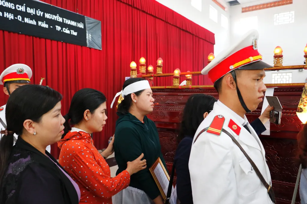 Tổ chức lễ truy điệu cảnh sát khu vực ở Cần Thơ hy sinh vào chiều 30 Tết - Ảnh 2.