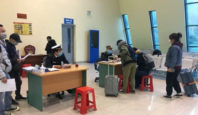 Hình ảnh khai báo y tế tại các cửa khẩu đối với khách nhập cảnh từ Trung Quốc - Ảnh 5. Hình ảnh khai báo y tế tại các cửa khẩu đối với khách nhập cảnh từ Trung Quốc - Ảnh 5.