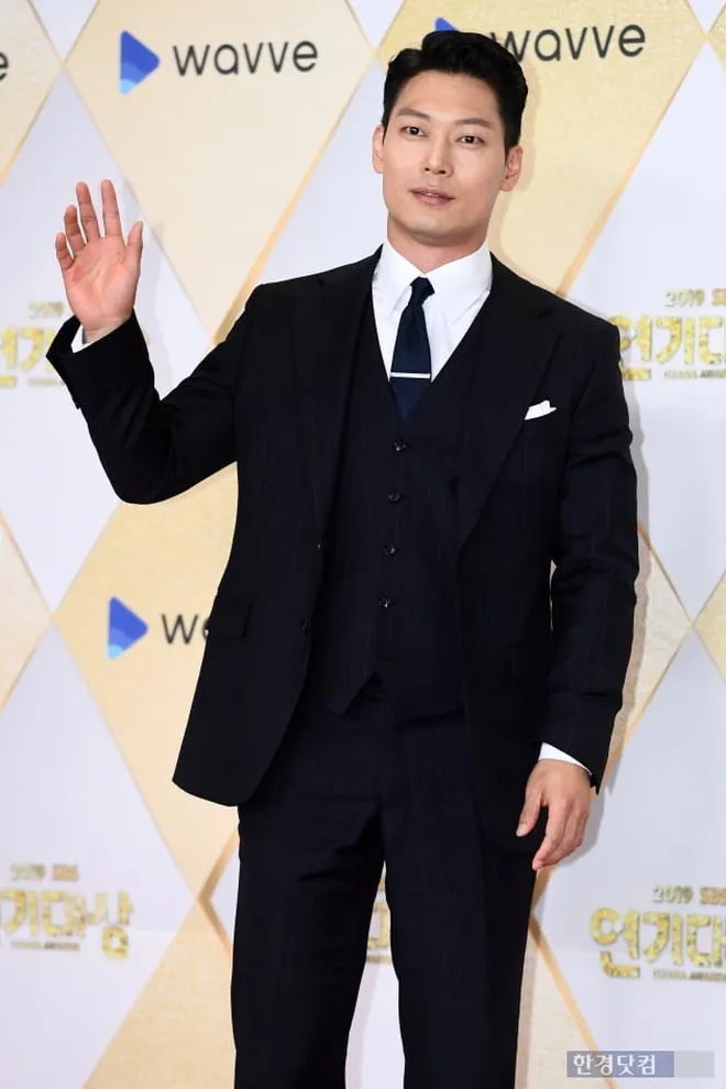 Loạt sao thắp sáng thảm đỏ SBS Drama Awards 2019 - Ảnh 22.