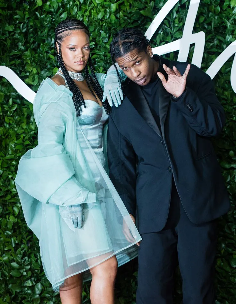 Vừa chia tay bạn trai, Rihanna đã có tình mới - Ảnh 1. Vừa chia tay bạn trai, Rihanna đã có tình mới - Ảnh 1.