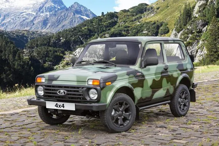 Xe off road Lada Niva bị “phù phép” thành chiếc xe gầm thấp nhất thế giới - Ảnh 1.