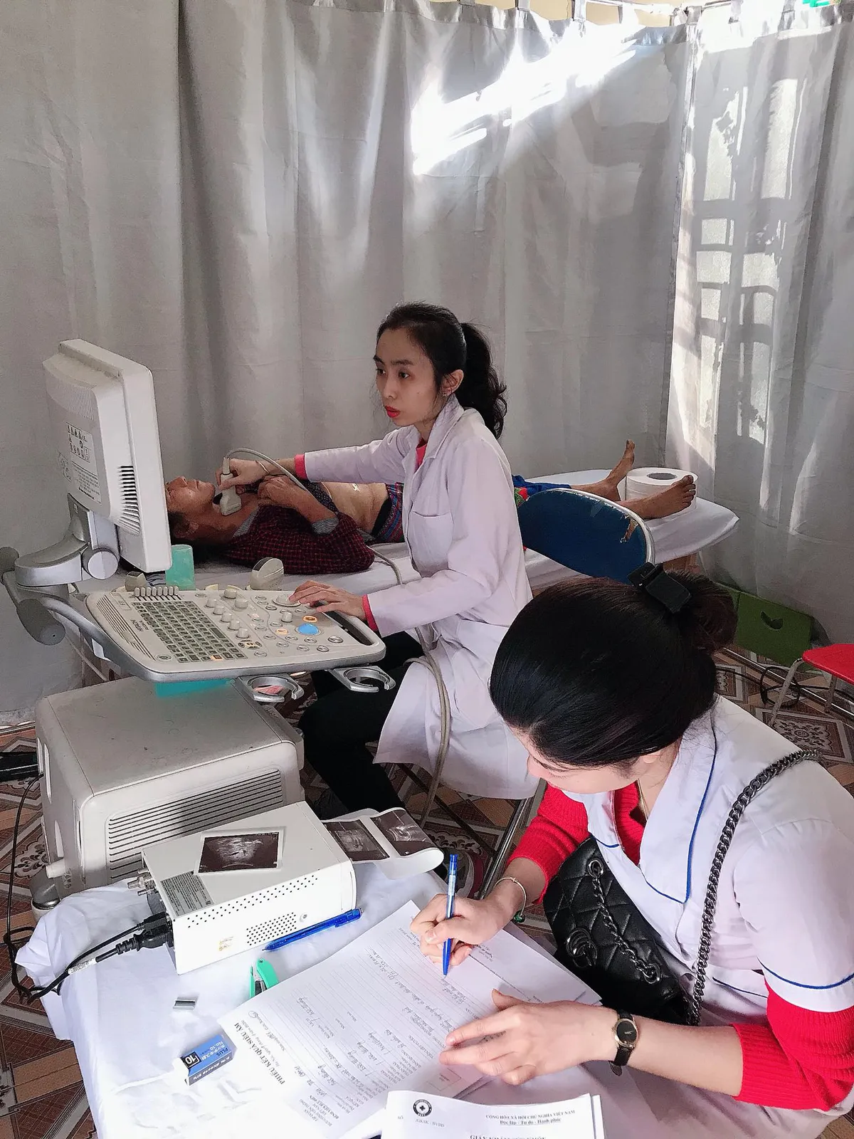 Khám bệnh, cấp phát thuốc miễn phí cho hơn 400 người dân tại Điện Biên - Ảnh 3.