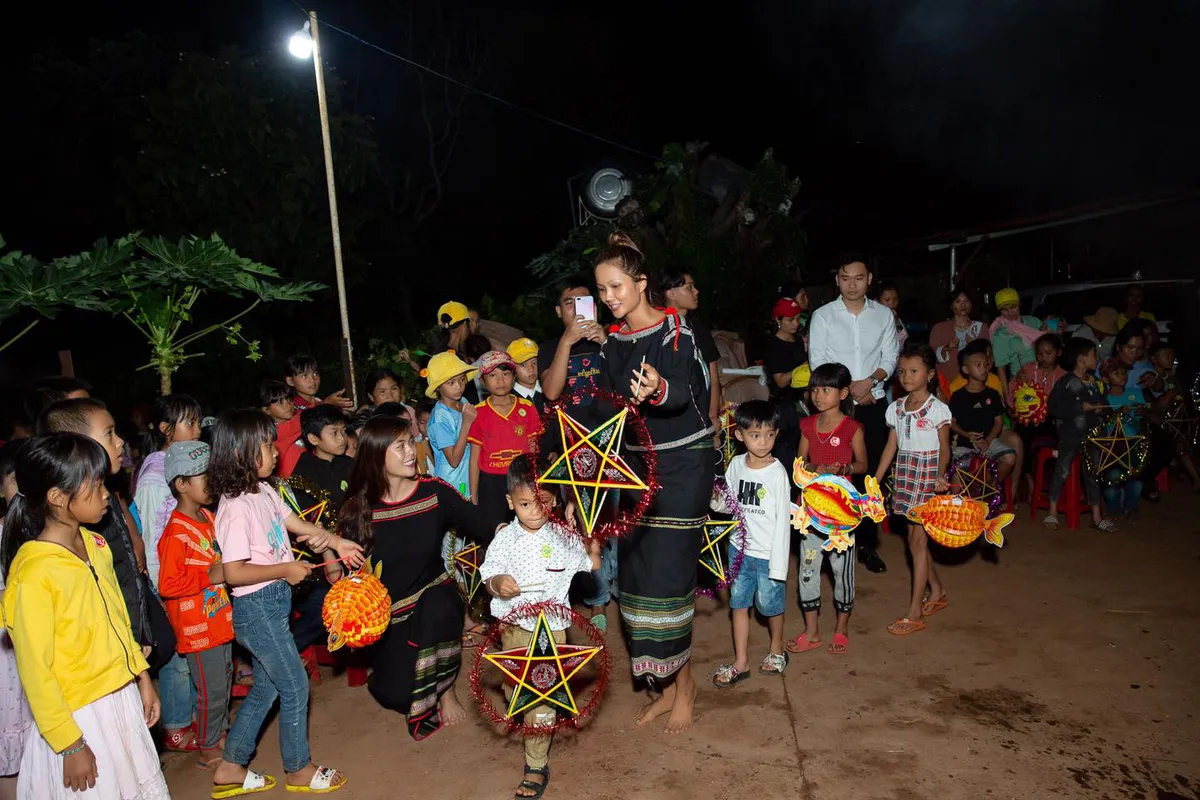 Vào vai chị Hằng, sao Việt nào đẹp nhất mùa Trung thu 2020? - Ảnh 17. Vào vai chị Hằng, sao Việt nào đẹp nhất mùa Trung thu 2020? - Ảnh 17.