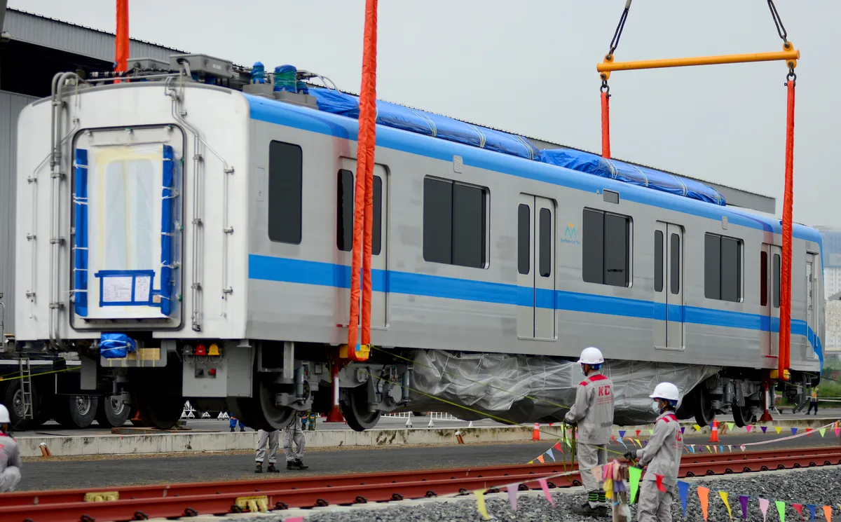 Lắp ráp tàu Metro số 1 trên đường ray depot Long Bình, chờ ngày chạy thử - Ảnh 1.