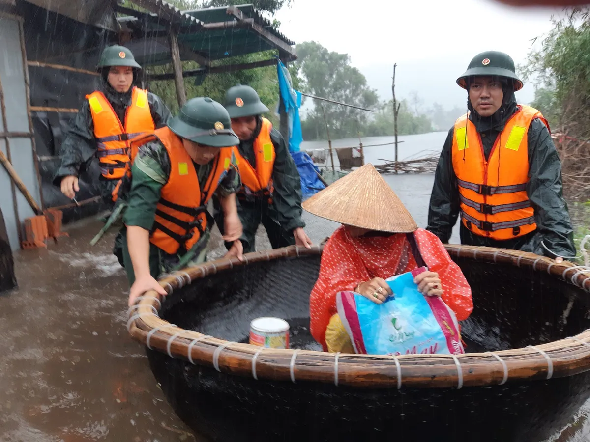 Các tỉnh miền Trung oằn mình trong bão lũ - Ảnh 11.